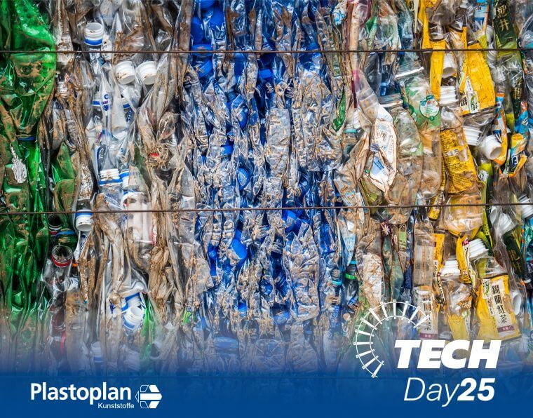 Gepresste Kunststoffflaschen für Recycling auf Tech Day 25 bei Plastoplan. Innovationskraft im Bereich Kunststoffverarbeitung.