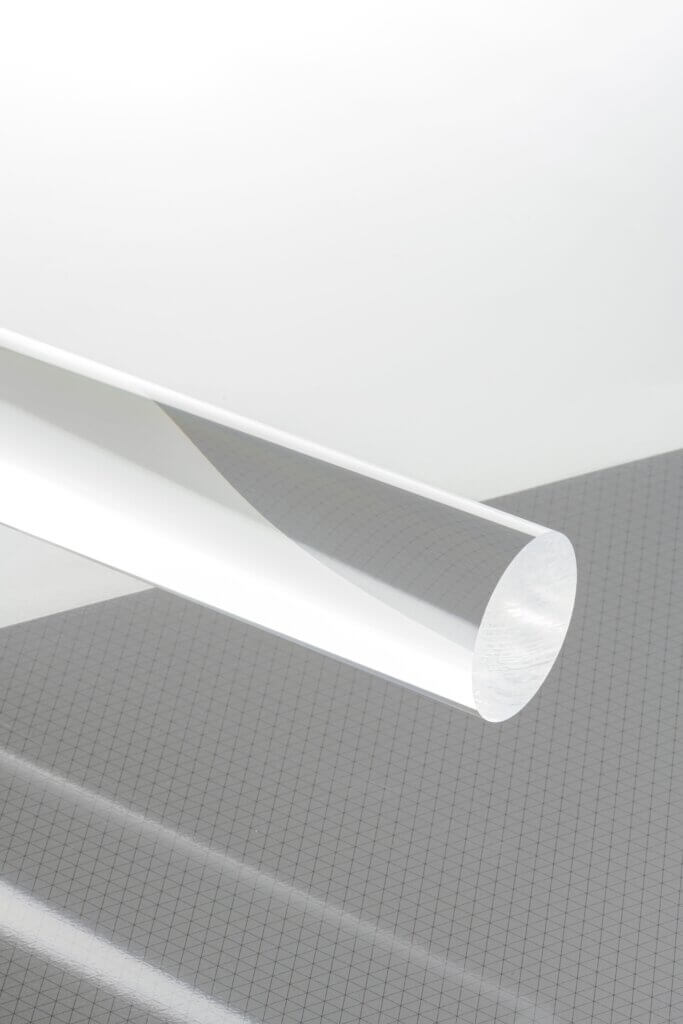 Transparente Acrylglasröhre auf geometrischem Hintergrund, ideal für Architektur- und Designanwendungen.