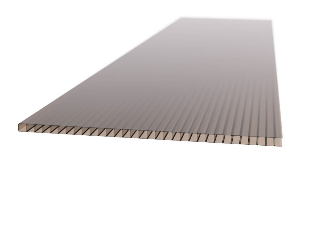 Polycarbonat-Doppelstegplatte in Nahaufnahme, ideal für Terrassenüberdachungen und Gewächshäuser mit hoher Lichtdurchlässigkeit.
