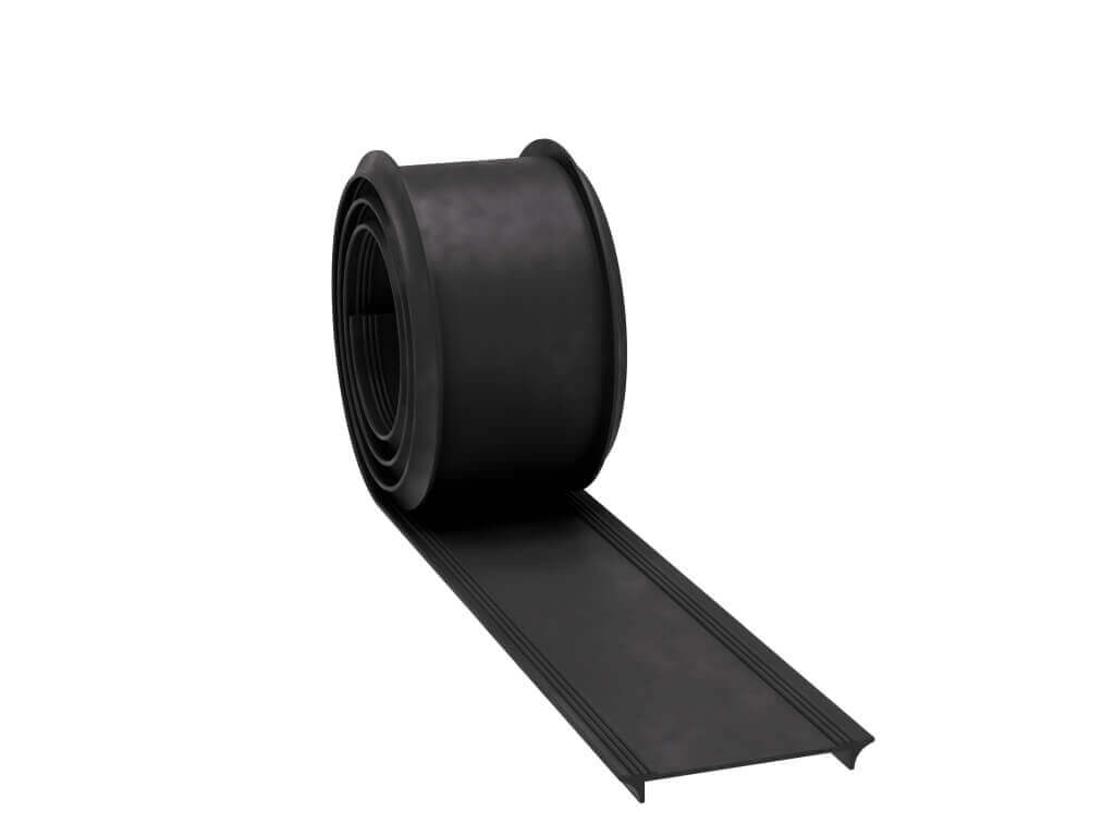 Schwarze Gummidichtung, gerollt, auf weißem Hintergrund. Ideal für Abdichtungen und Schutzanwendungen.