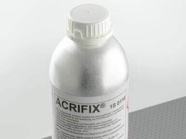 Flasche Acrifix Klebstoff auf hellgrauem Hintergrund, ideal zum Kleben von Acrylglas und Kunststoffmaterialien.