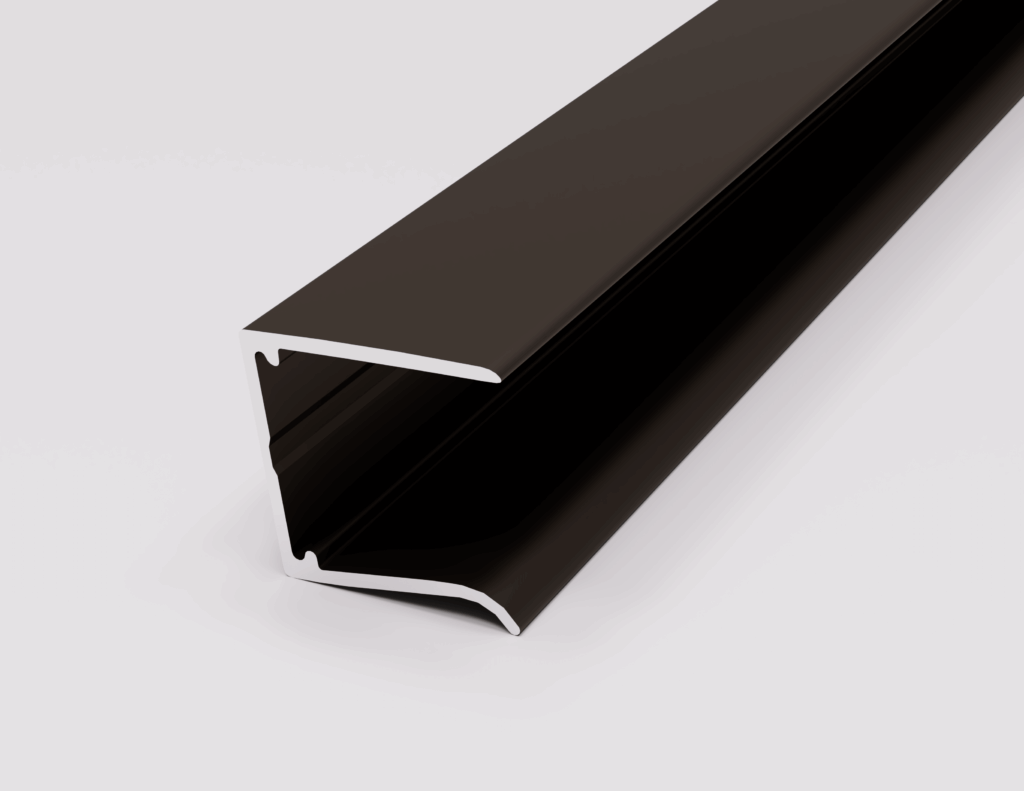 Schwarzes Aluminiumprofil, seitlich fotografiert, mit glatter Oberfläche und quadratischem Querschnitt.