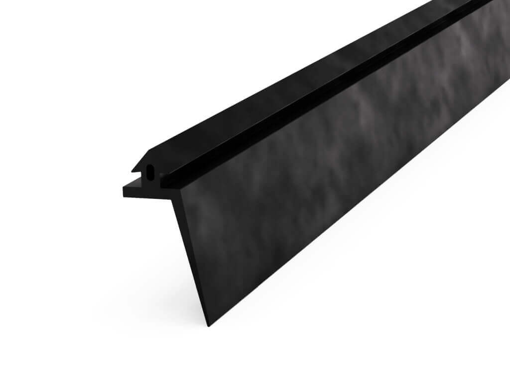 Schwarzes Winkelelement aus Aluminium für industrielle Anwendungen, Isolierung und Abdichtung, seitliche Ansicht.