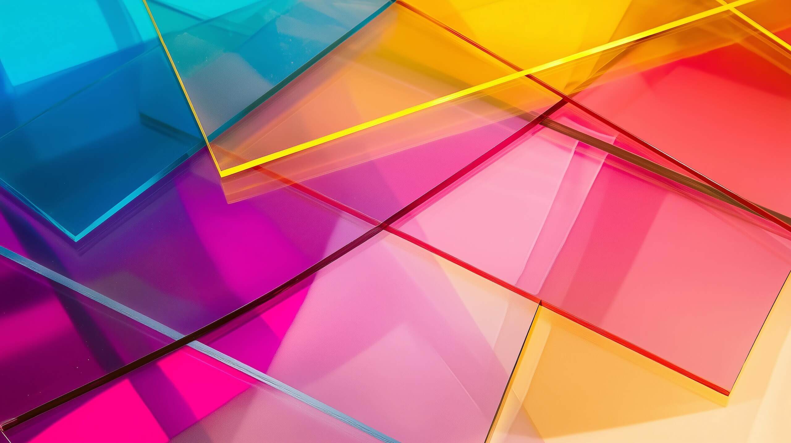 Bunte Glasplatten in leuchtenden Farben, abstrakte Komposition mit Blau, Pink, Gelb und Orange.
